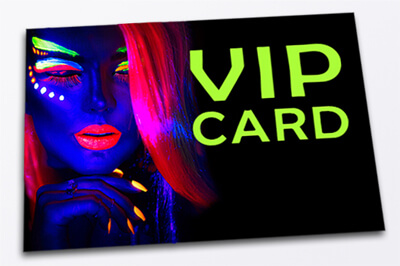 Postkarte in schwarz, auf der VIP Card in neonfarben geschrieben ist und das Gesicht einer Frau, auch mit neonfarben abgebildet