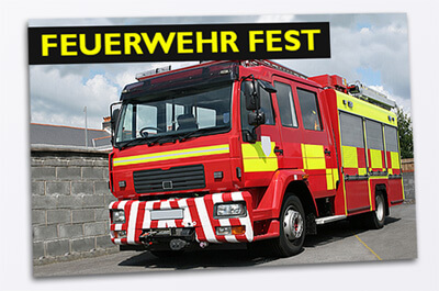 Eine Postkarte auf der ein großes Feuerwehrauto zu sehen ist. Über dem Feuerwehrauto steht "Feuerwehr Fest".