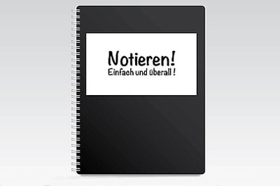 Schwarzes Notizbuch mit der Aufschrift "Notieren! Einfach und Überall!"